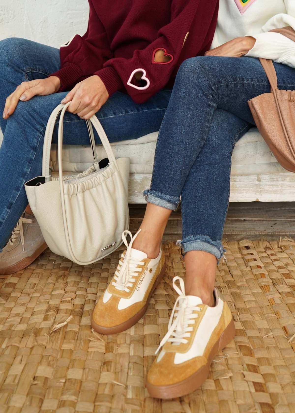 Bolso tipo cartera color beige con resorte 105702