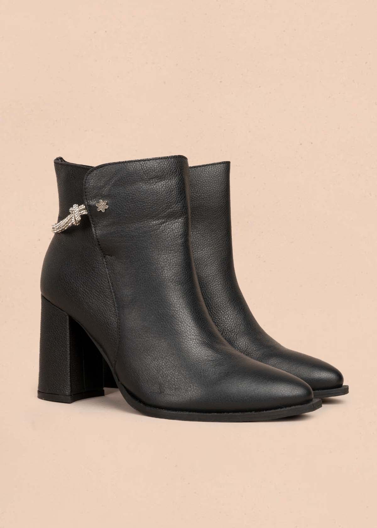 Botines en cuero color negro 105706