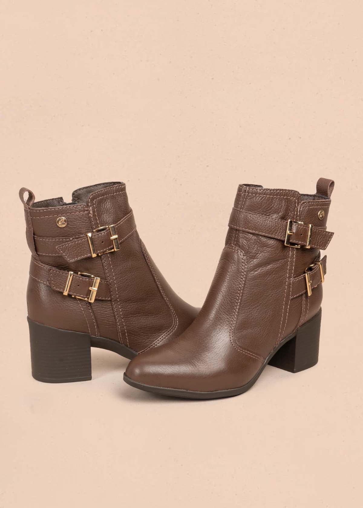 Botines en cuero color café con correa 105707