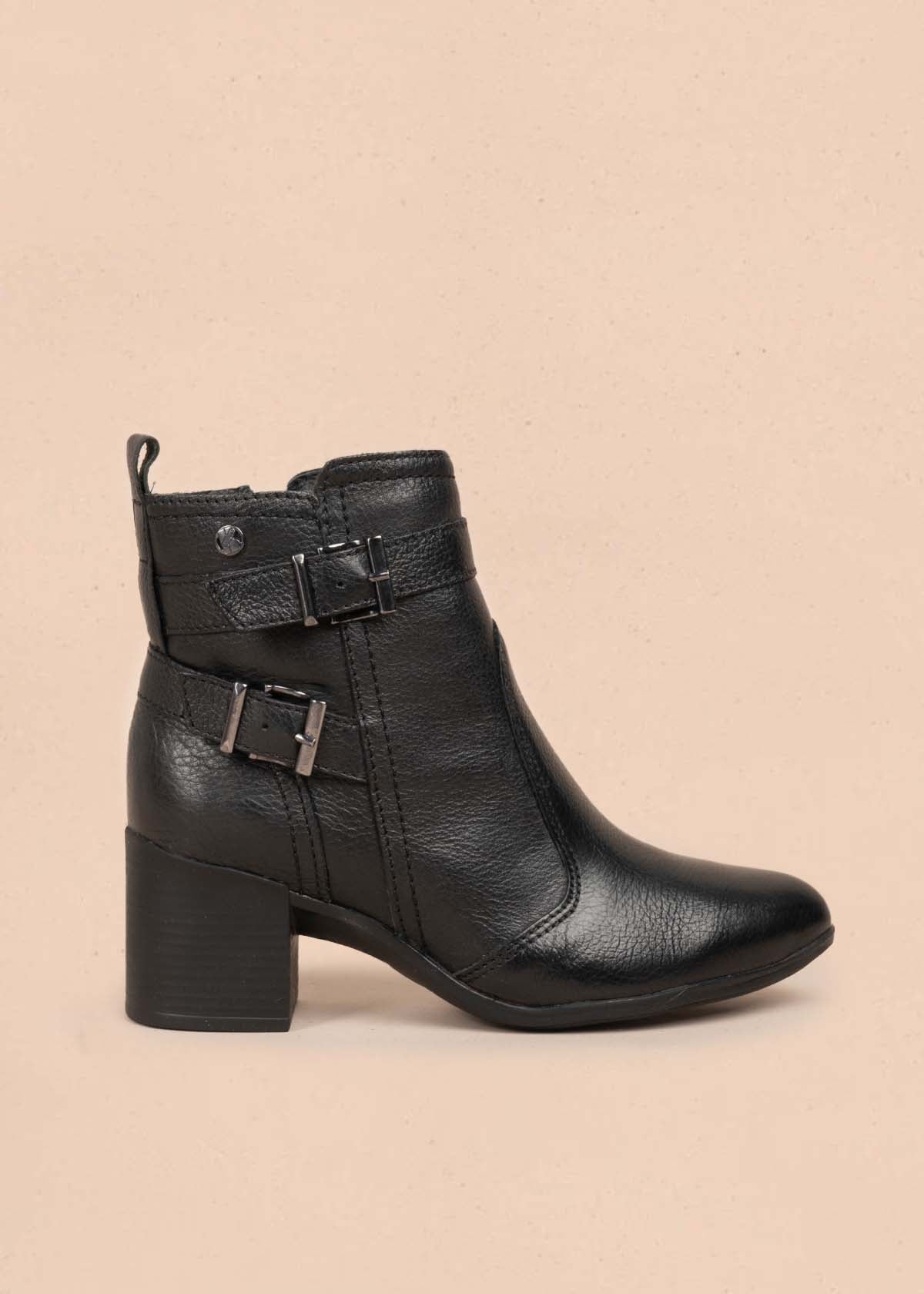 Botines en cuero color negro con correas 105707