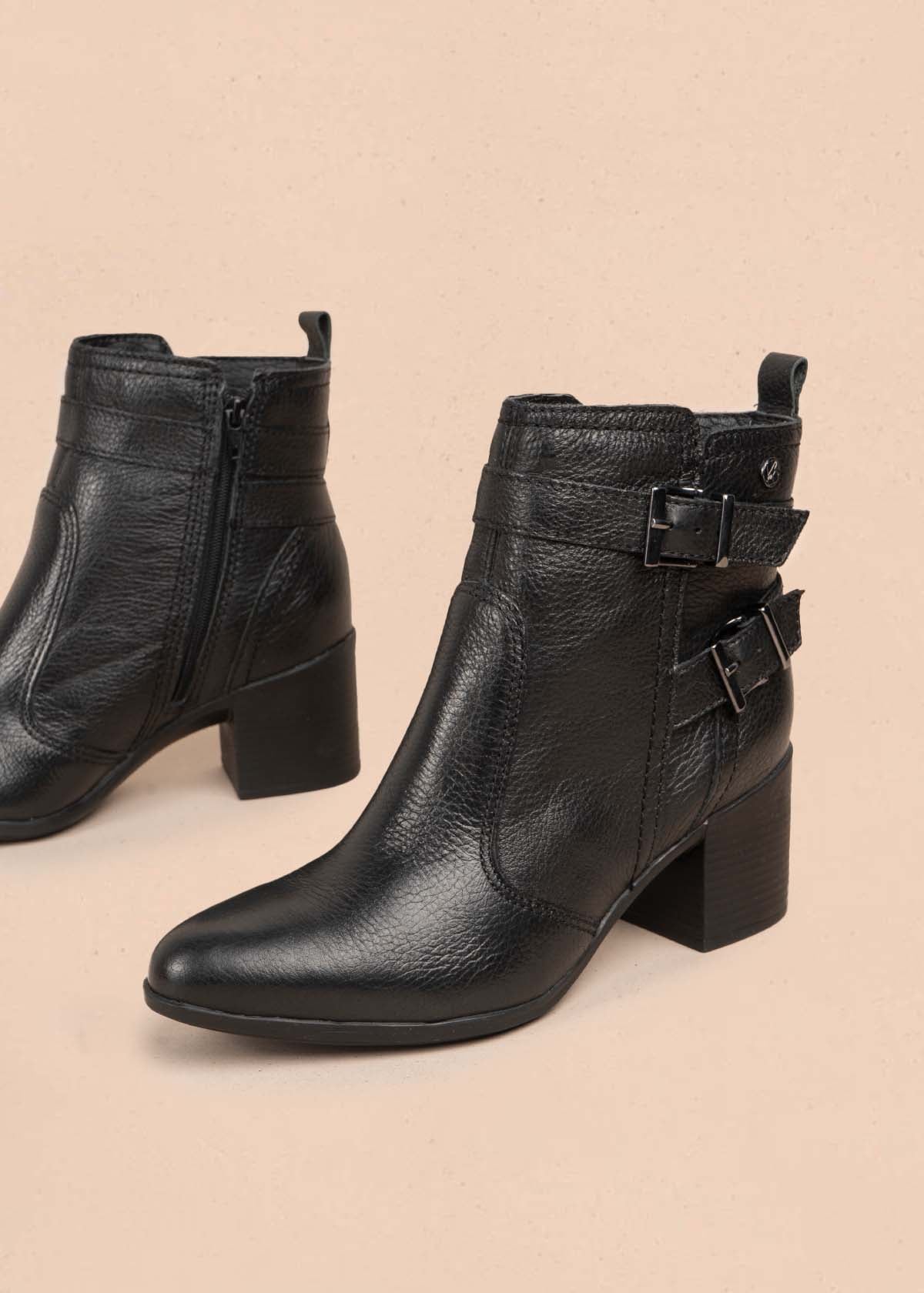 Botines en cuero color negro con correas 105707