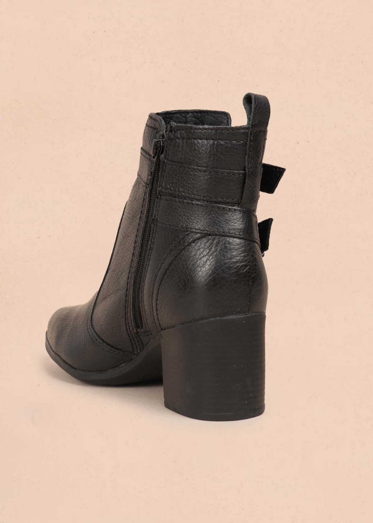 Botines en cuero color negro con correas 105707