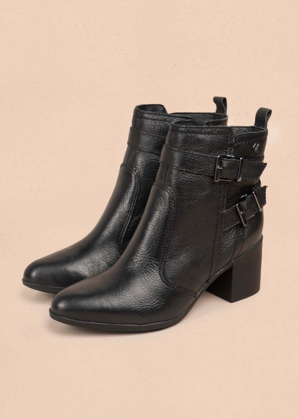 Botines en cuero color negro con correas 105707