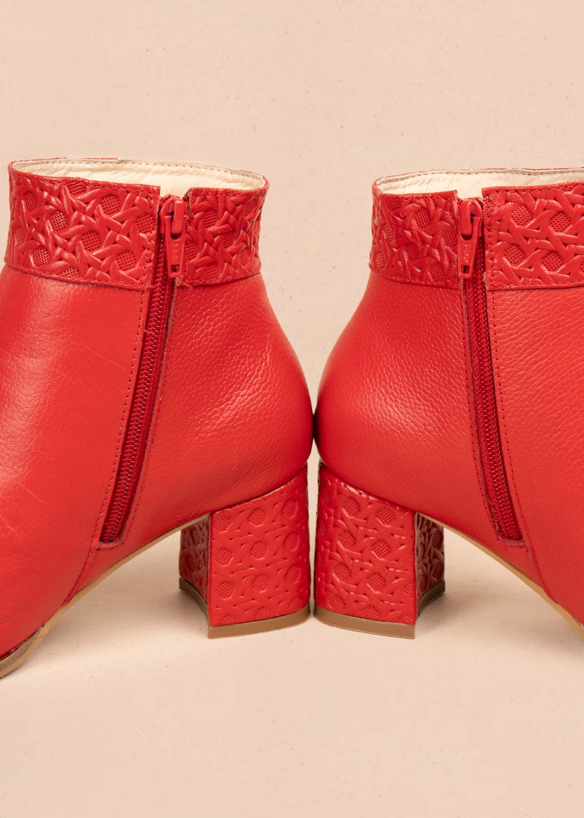 Botines en cuero color rojo con textura 105715