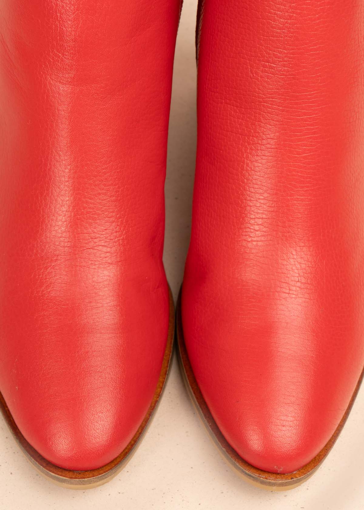 Botines en cuero color rojo con textura 105715