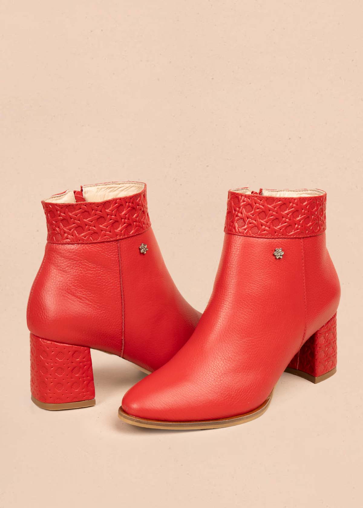 Botines en cuero color rojo con textura 105715