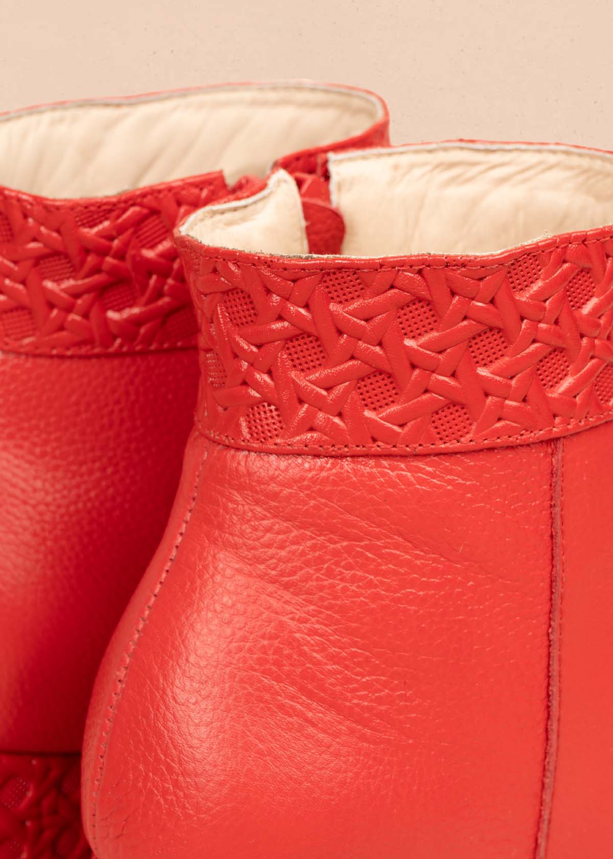 Botines en cuero color rojo con textura 105715