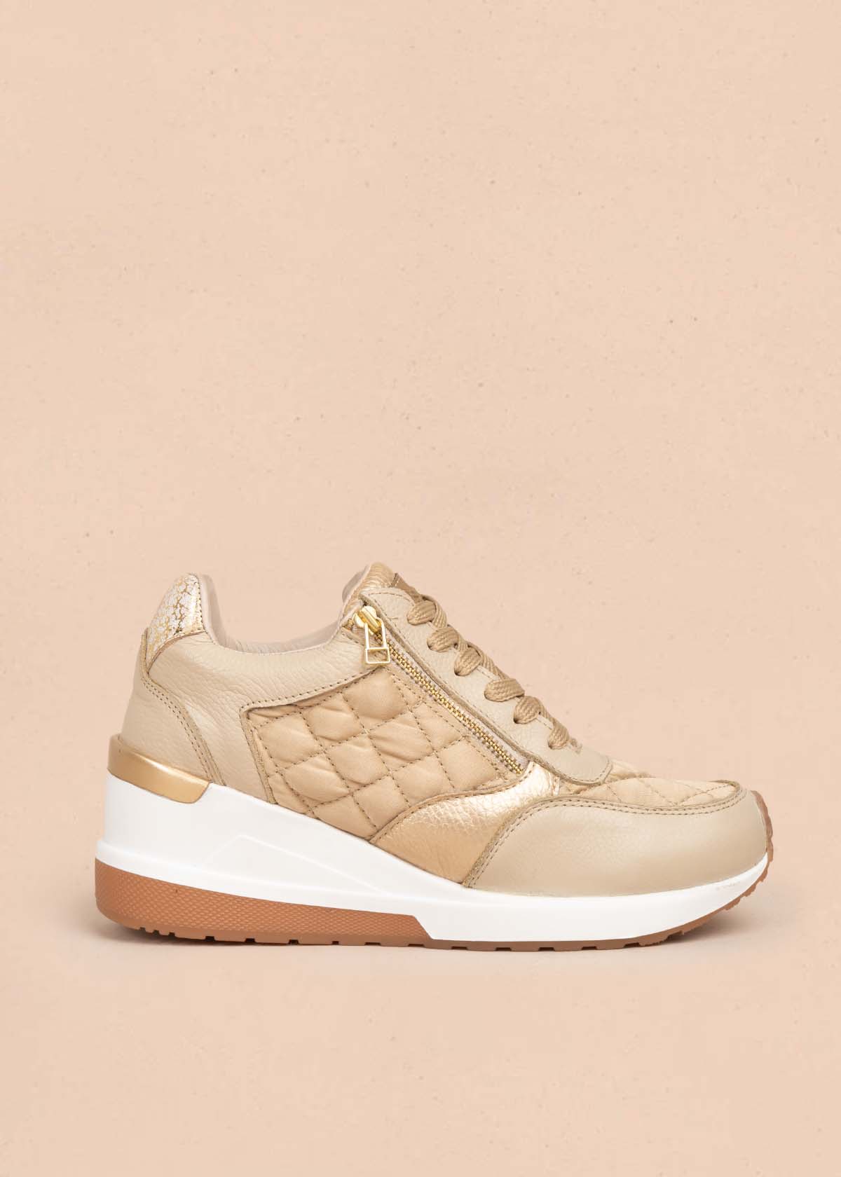 Tenis casuales en cuero color beige con cierre lateral 105716