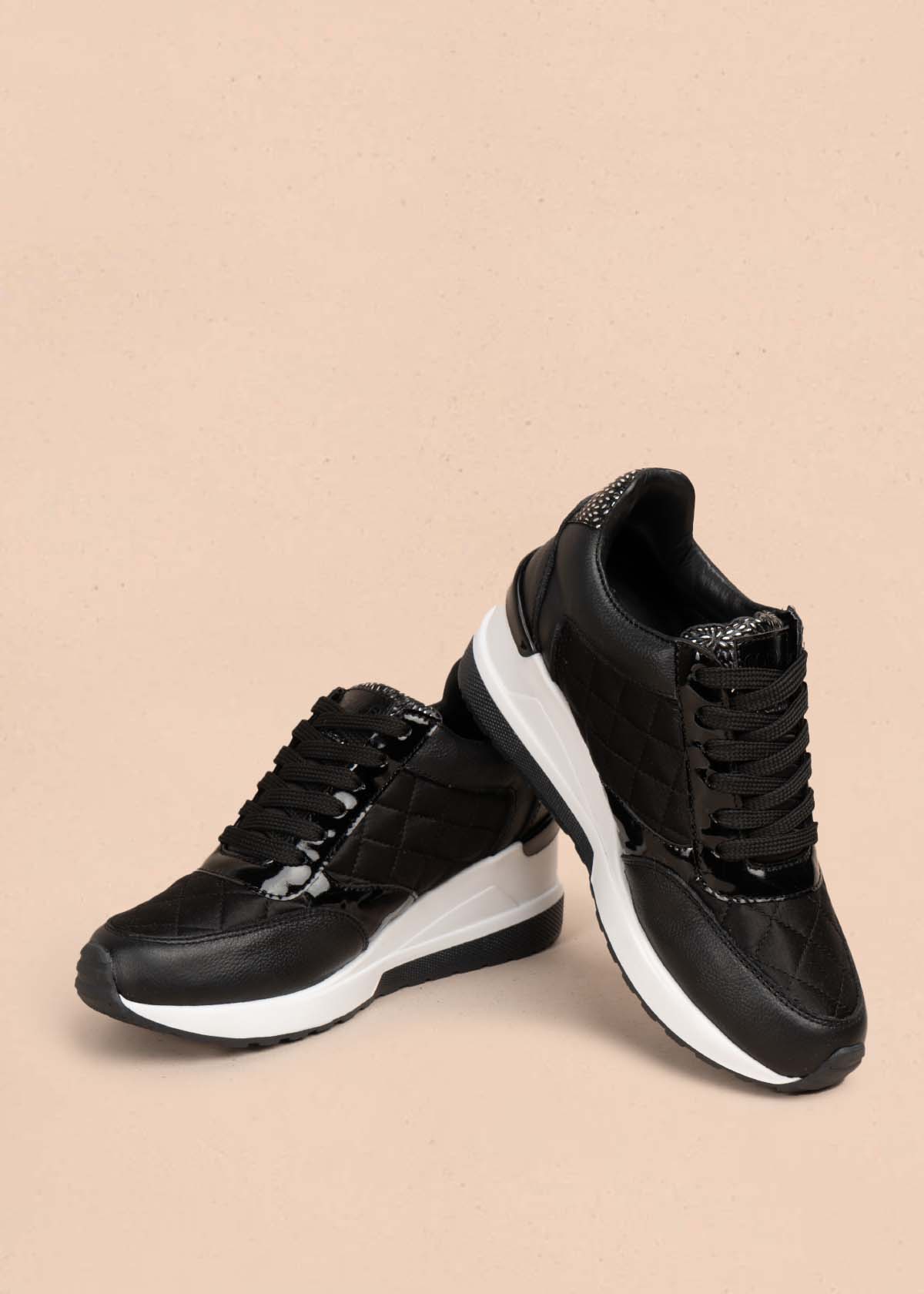 Tenis casuales en cuero color negro con cierre lateral 105716
