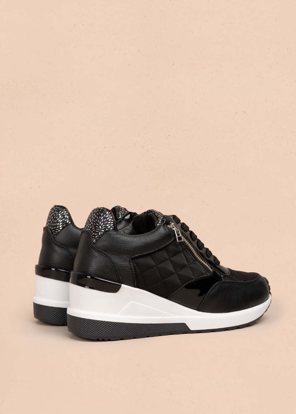 Tenis casuales en cuero color negro con cierre lateral 105716