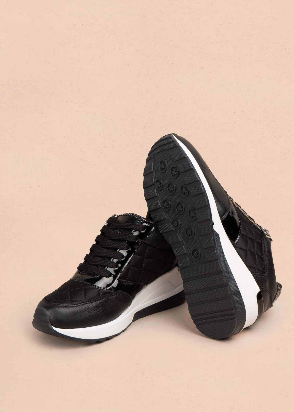 Tenis casuales en cuero color negro con cierre lateral 105716