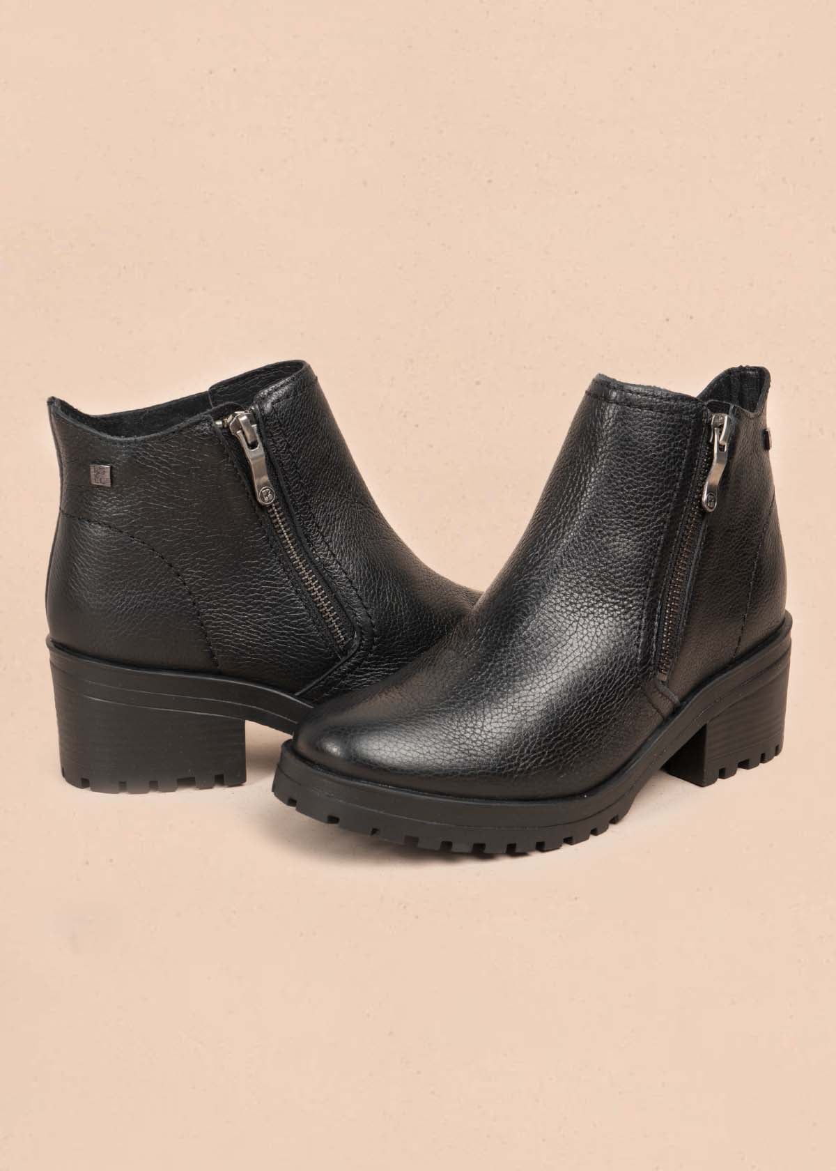 Botines en cuero color negro con cierre lateral 105722