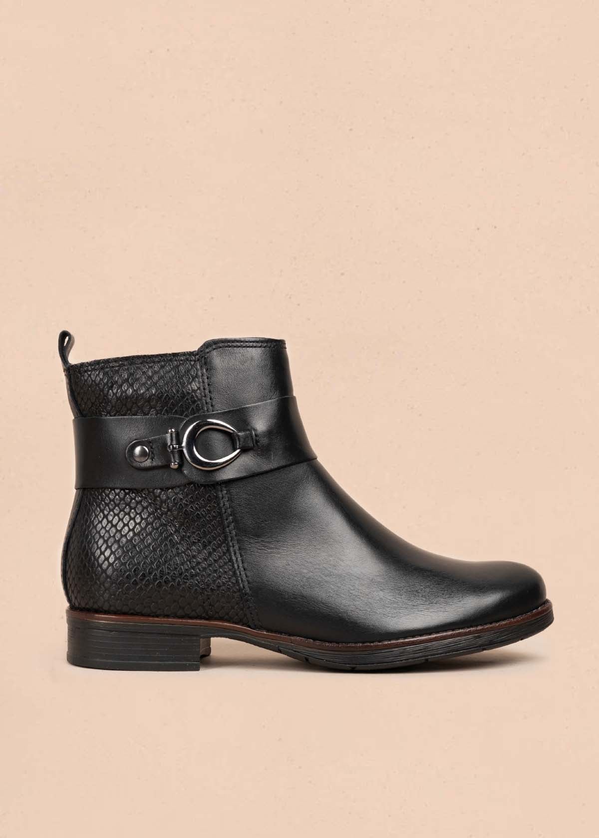 Botines en cuero color negro con correa y cierre lateral 105723