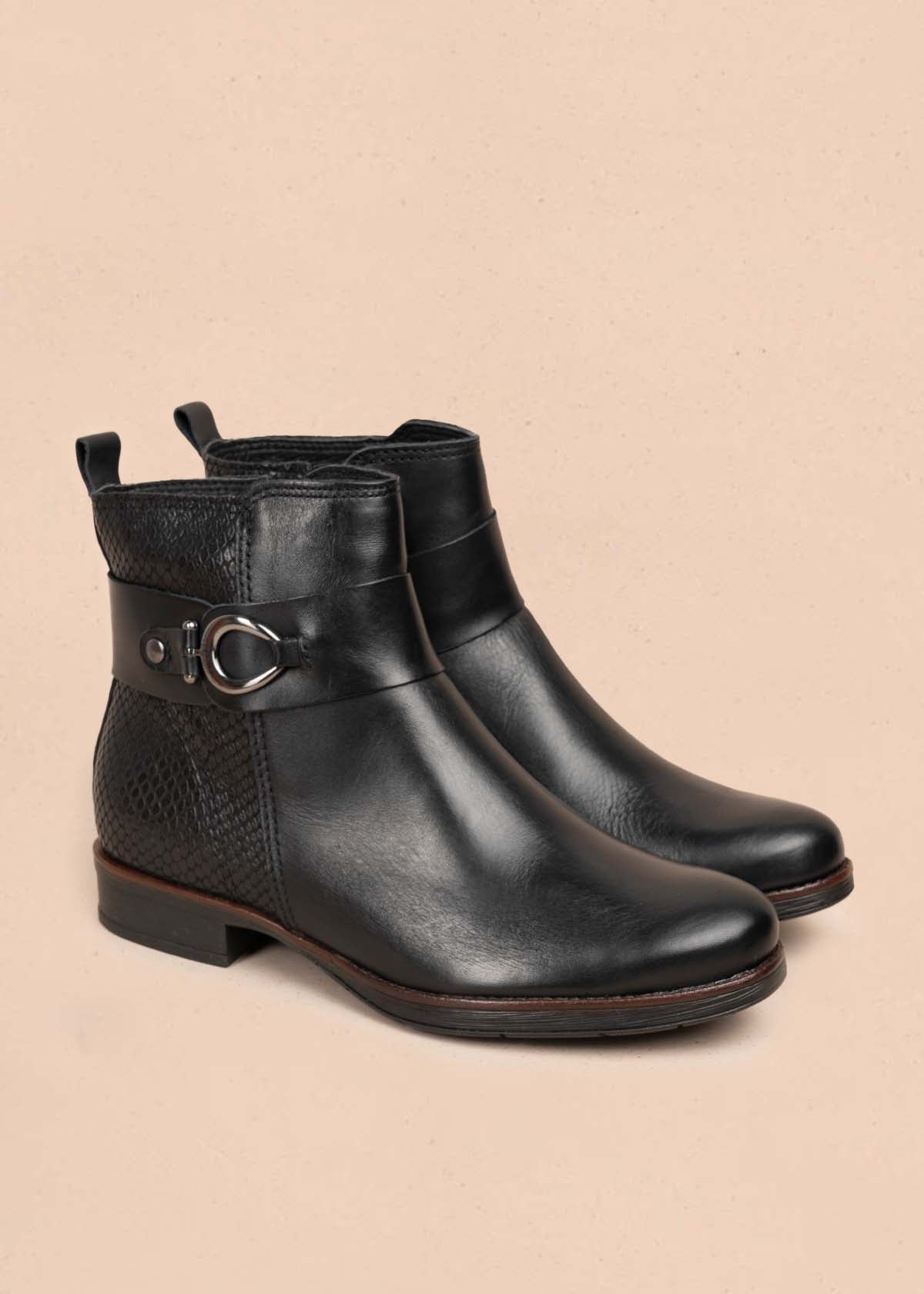 Botines en cuero color negro con correa y cierre lateral 105723
