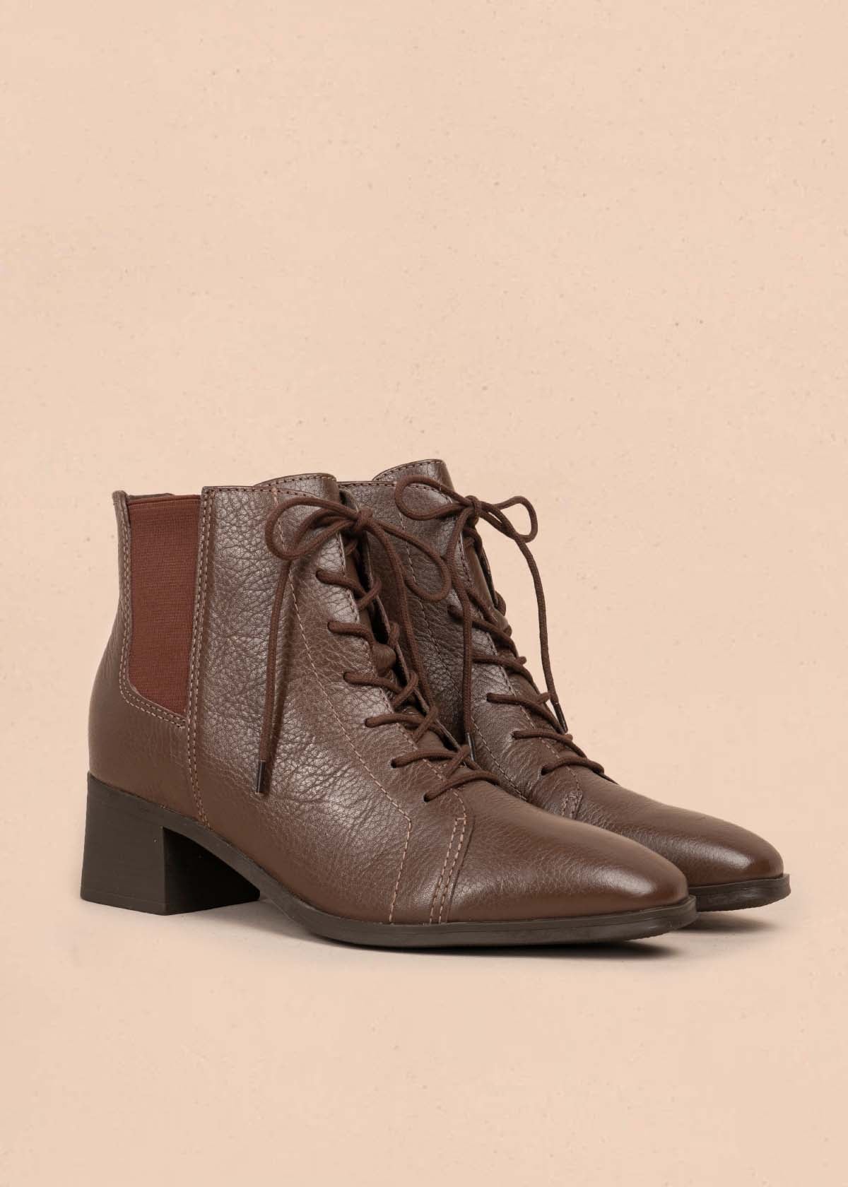 Botines en cuero color café con cordones 105724