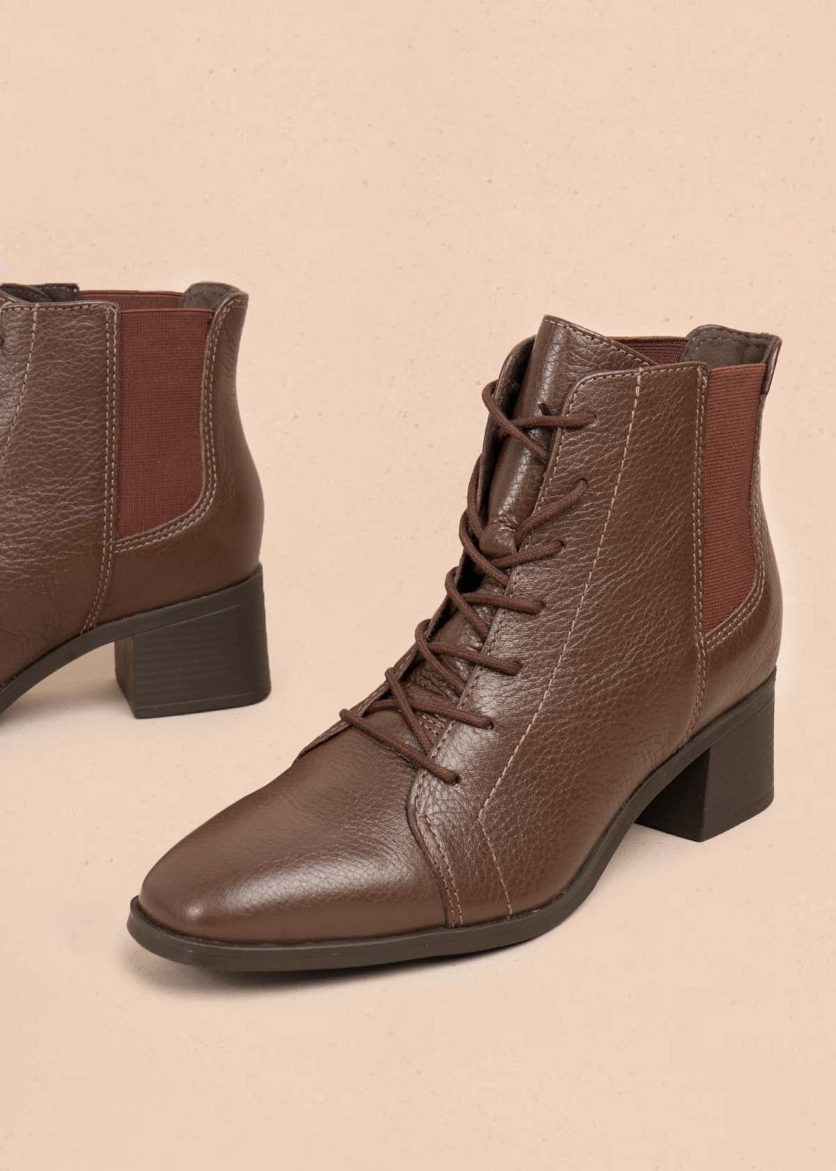 Botines en cuero color café con cordones 105724