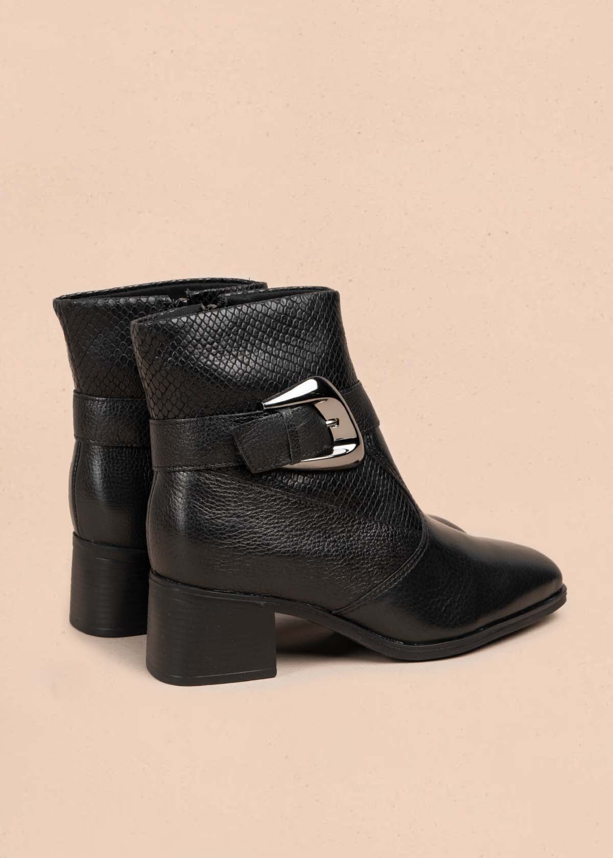 Botines en cuero color negro contextura croco y con correa 105725