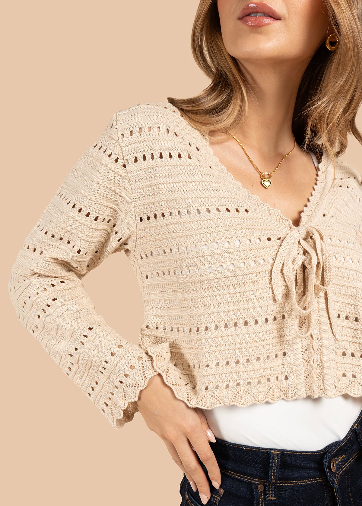 Saco en tejido color beige con lazo frontal y detalles delicados 105742