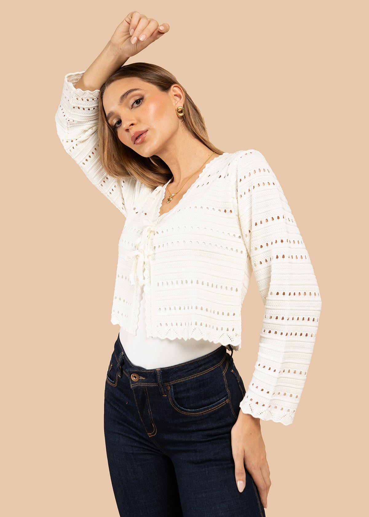 Saco en tejido color marfil con lazo frontal y detalles delicados 105742