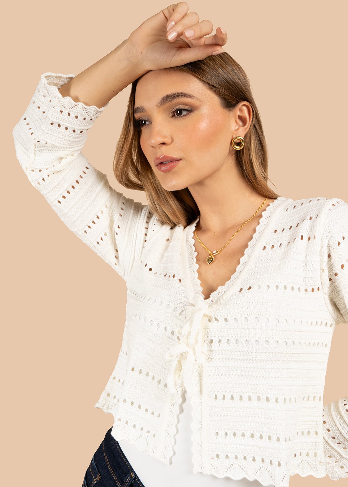 Saco en tejido color marfil con lazo frontal y detalles delicados 105742