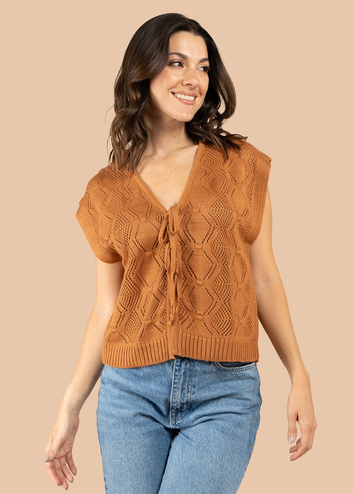 Chaleco tejido camel con diseño calado 105743