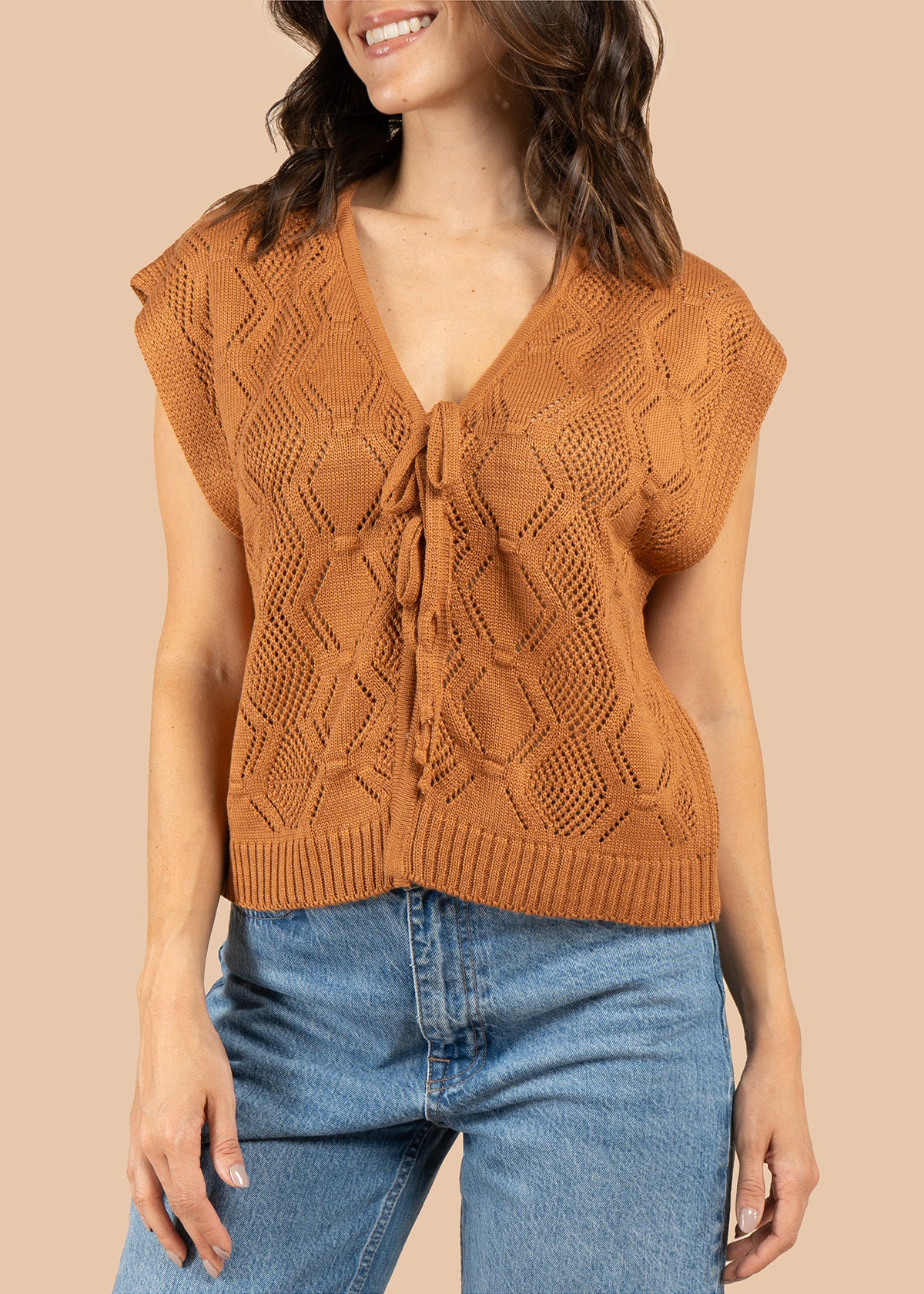 Chaleco tejido camel con diseño calado 105743