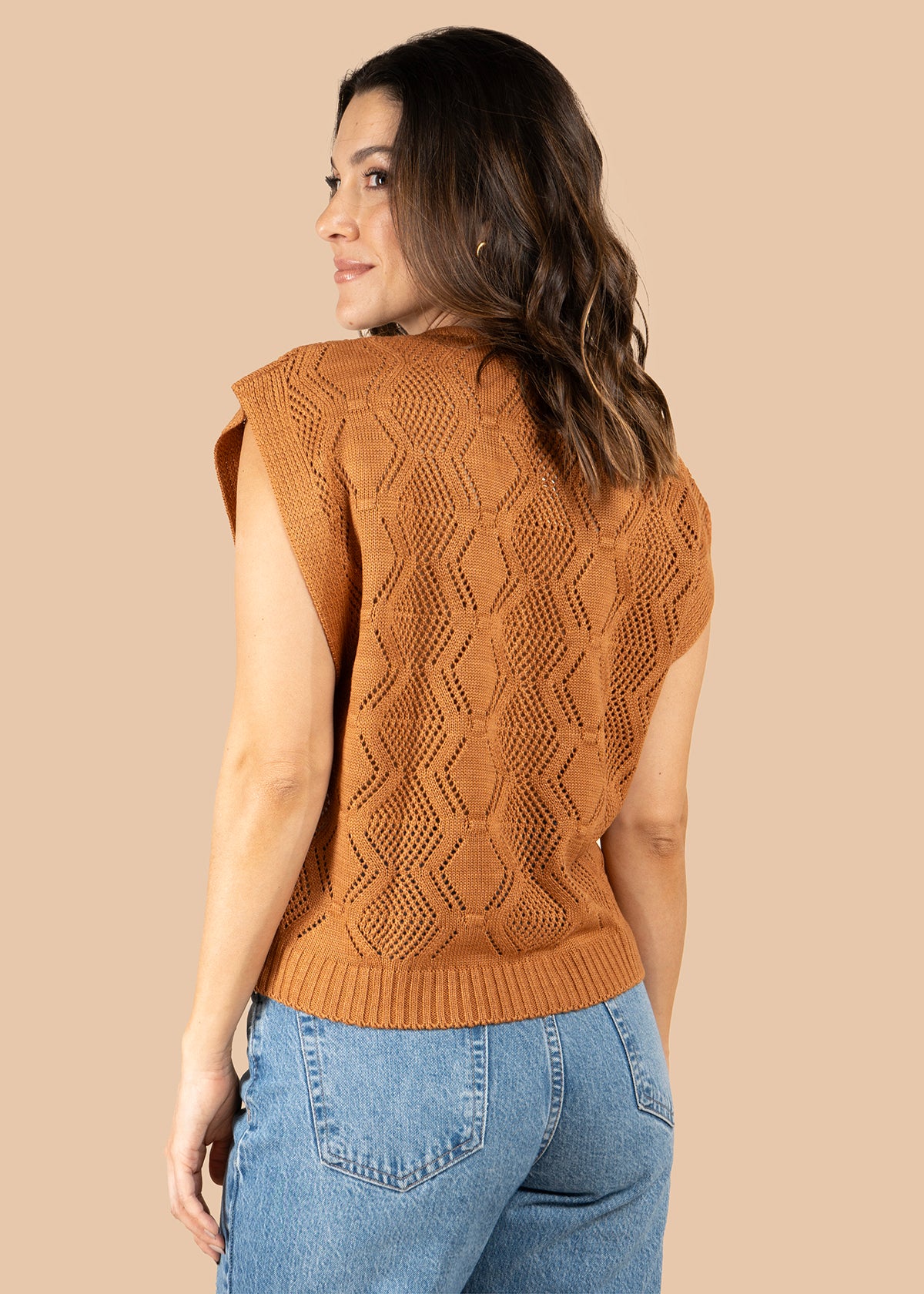 Chaleco tejido camel con diseño calado 105743