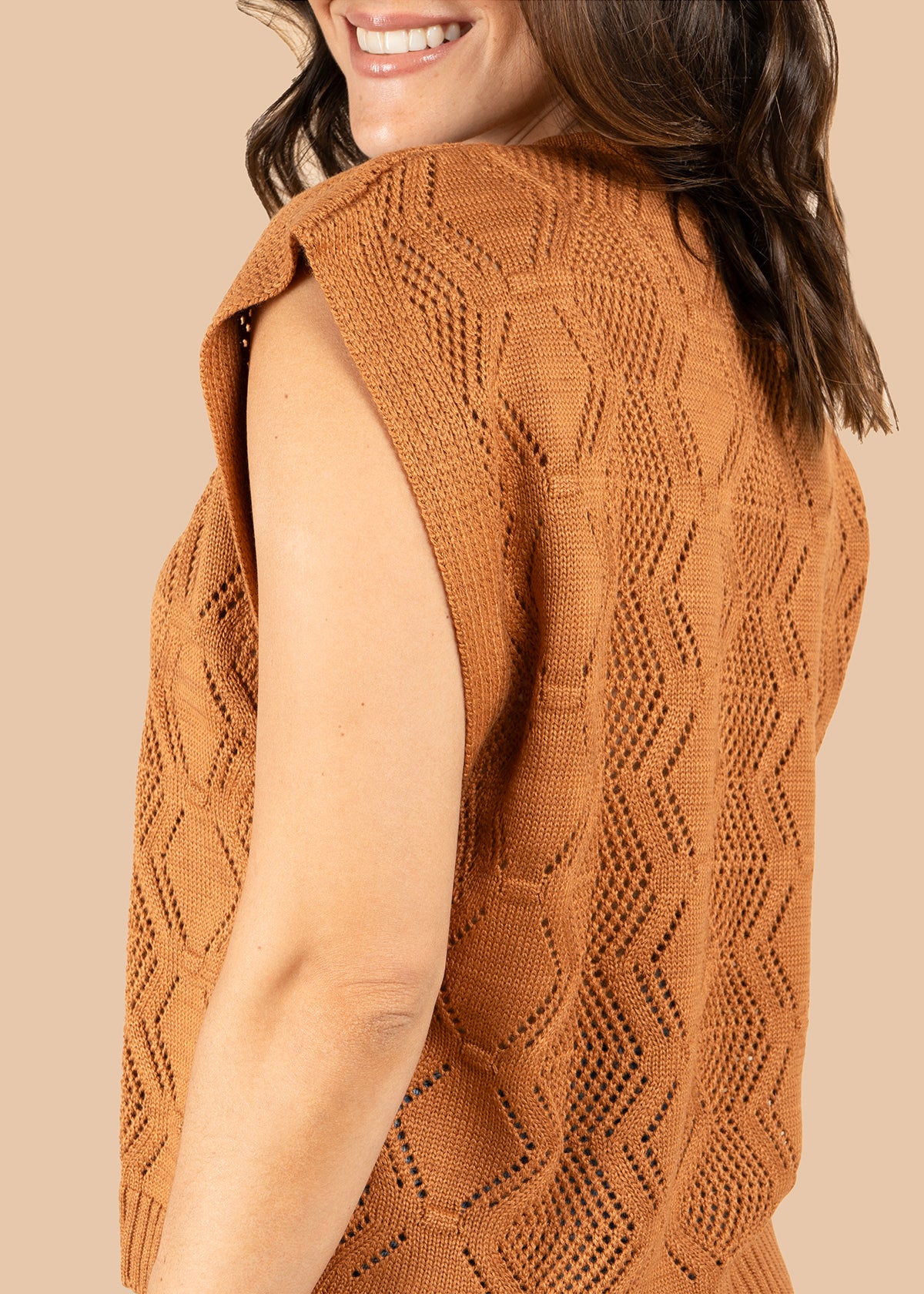Chaleco tejido camel con diseño calado 105743