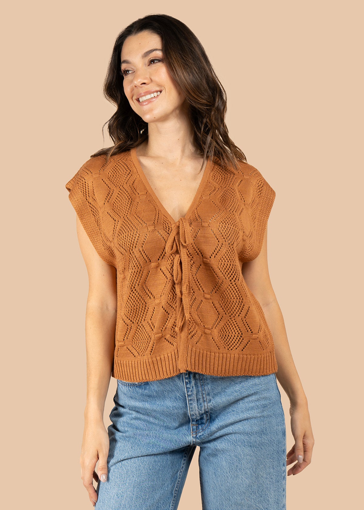 Chaleco tejido camel con diseño calado 105743