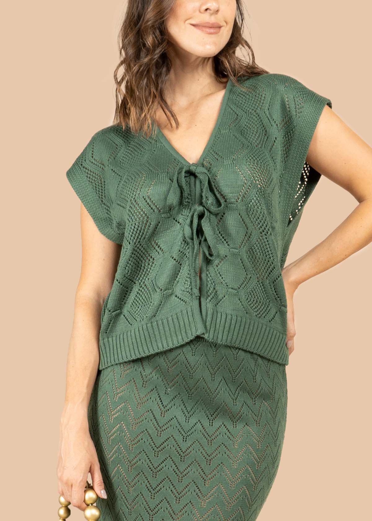 Chaleco tejido verde con diseño calado 105743