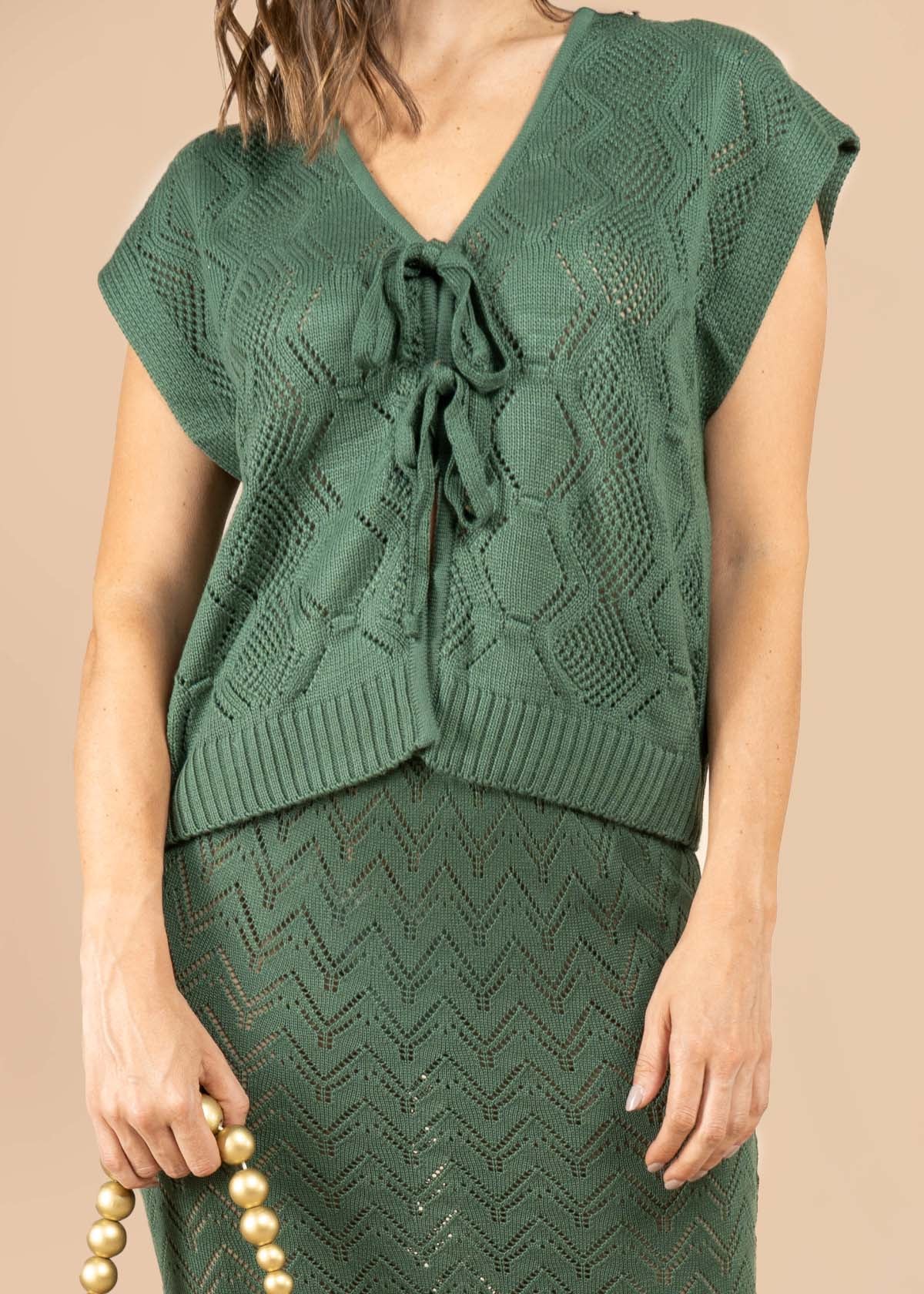 Chaleco tejido verde con diseño calado 105743