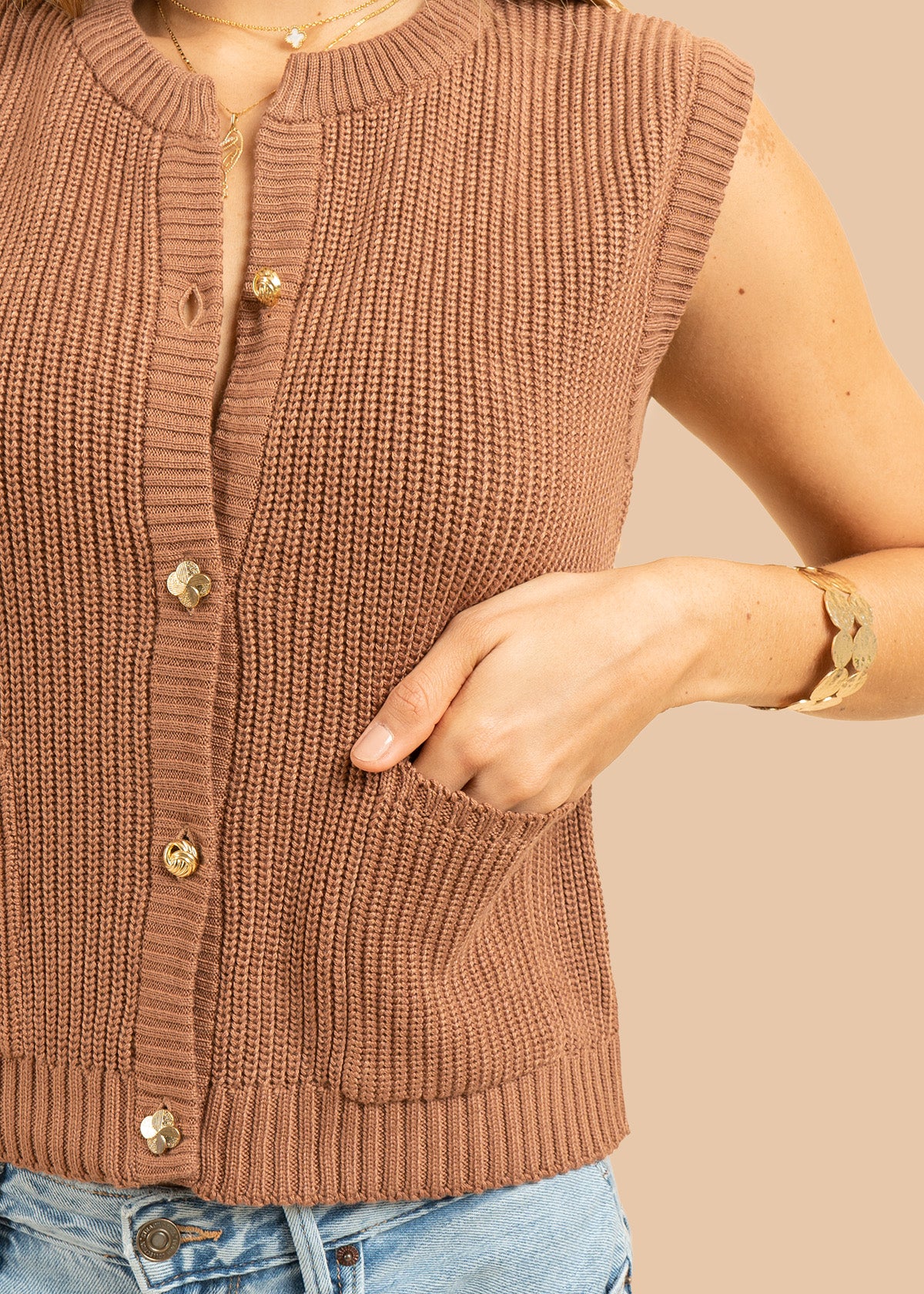Chaleco tejido color café con botones dorados frontales 105746