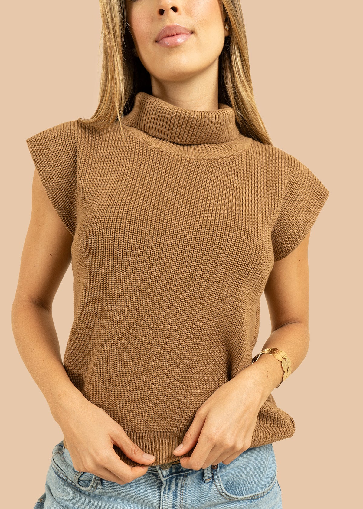 Chaleco tejido color camel con cuello alto 105747