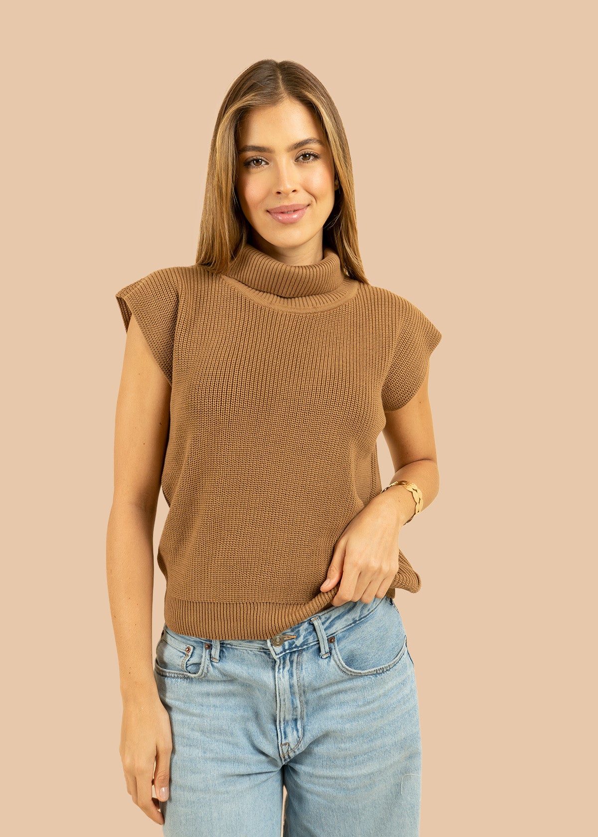 Chaleco tejido color camel con cuello alto 105747