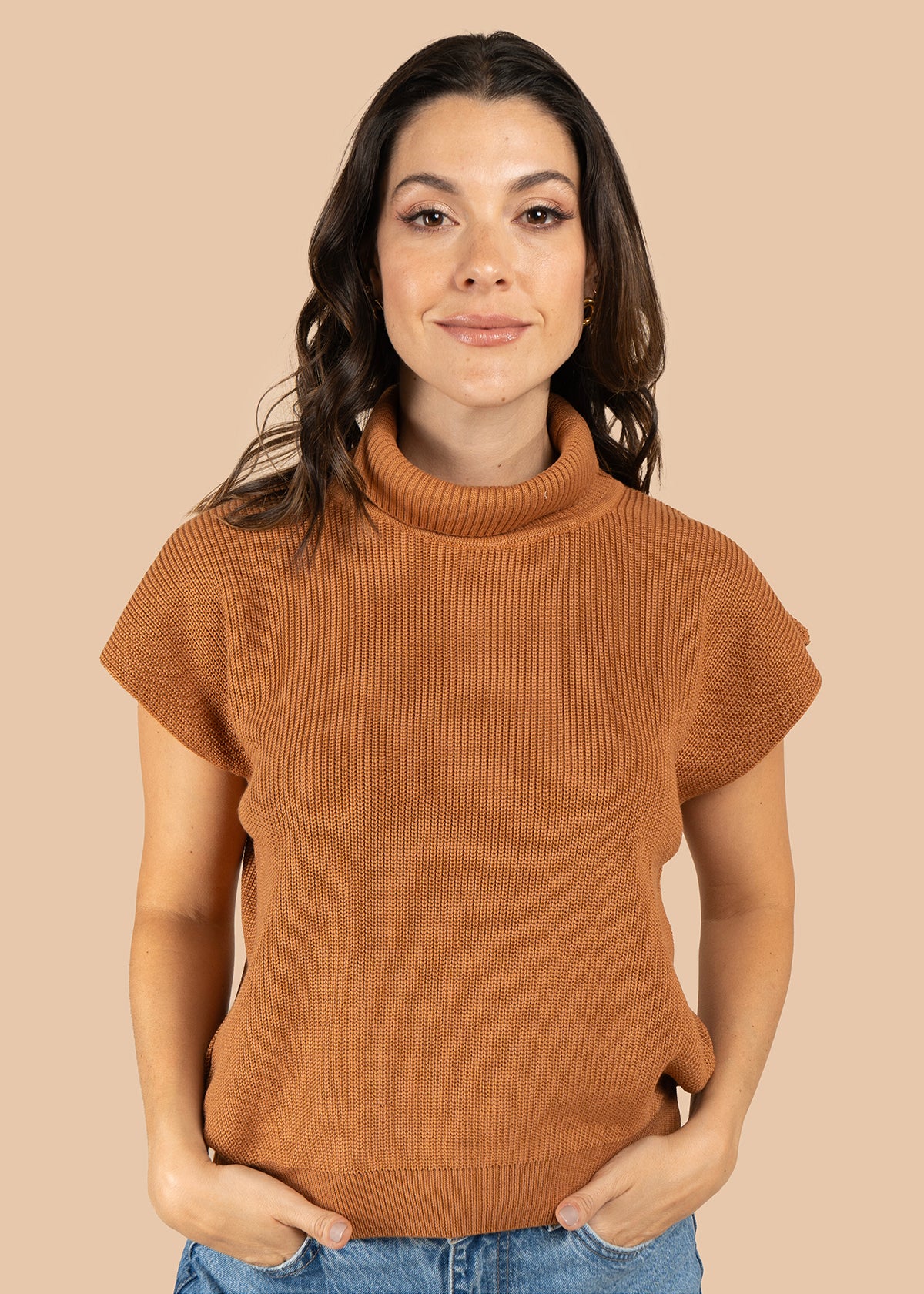 Chaleco tejido color camel con cuello alto 105747