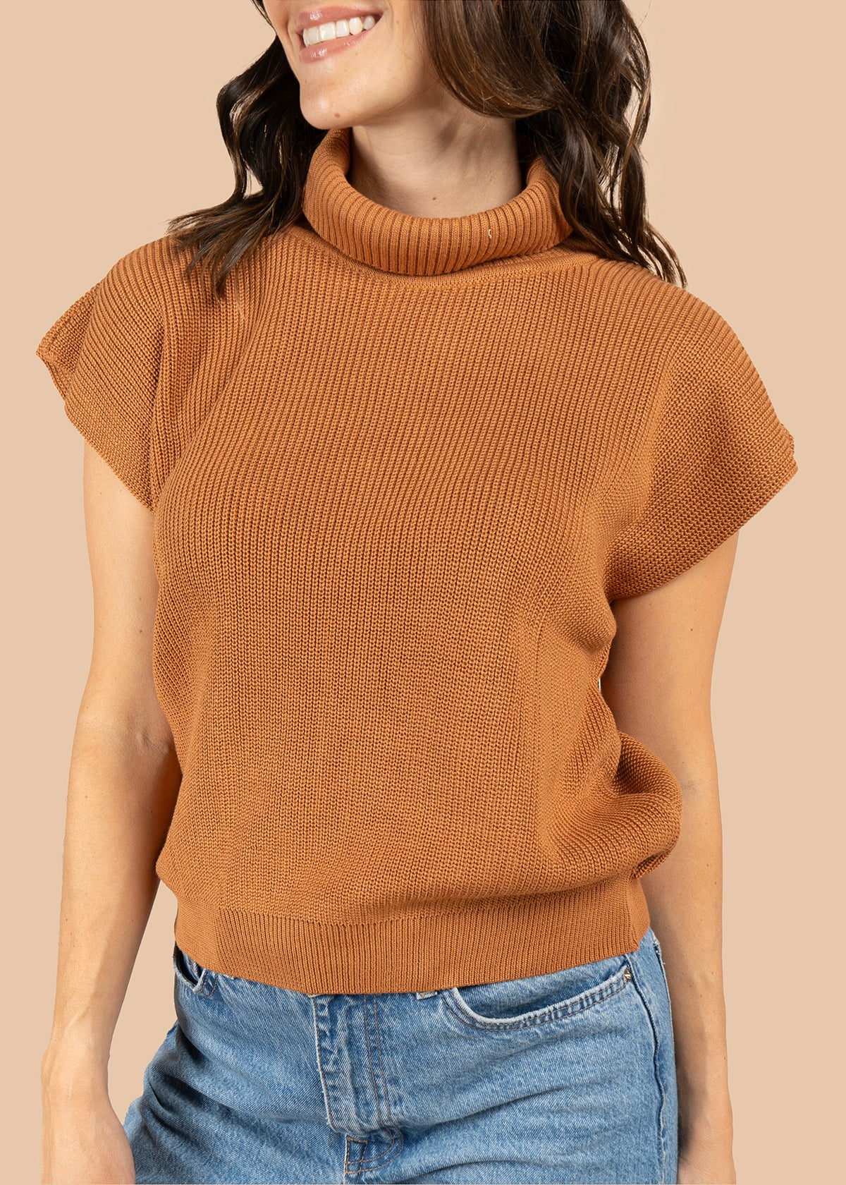 Chaleco tejido color camel con cuello alto 105747