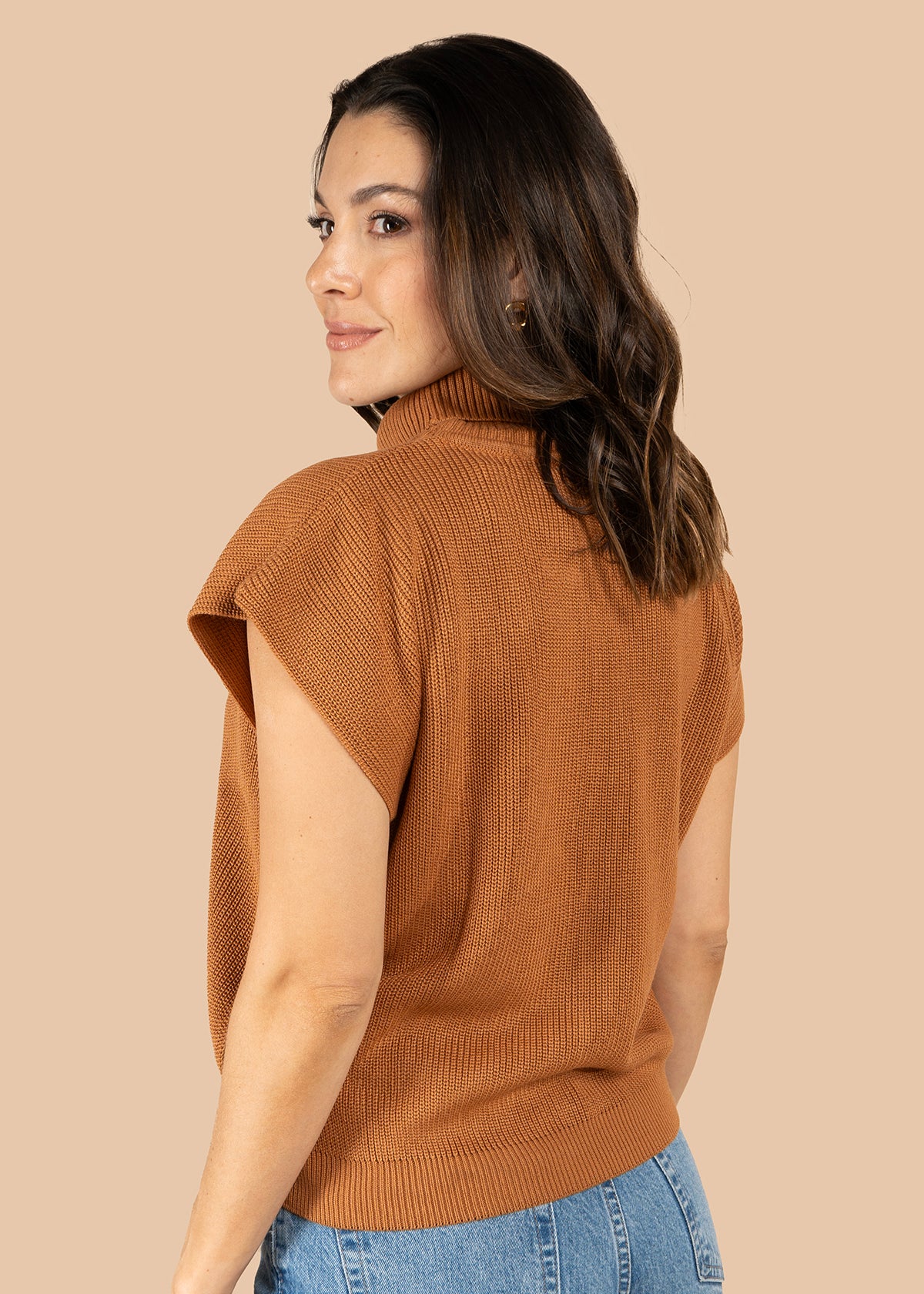 Chaleco tejido color camel con cuello alto 105747