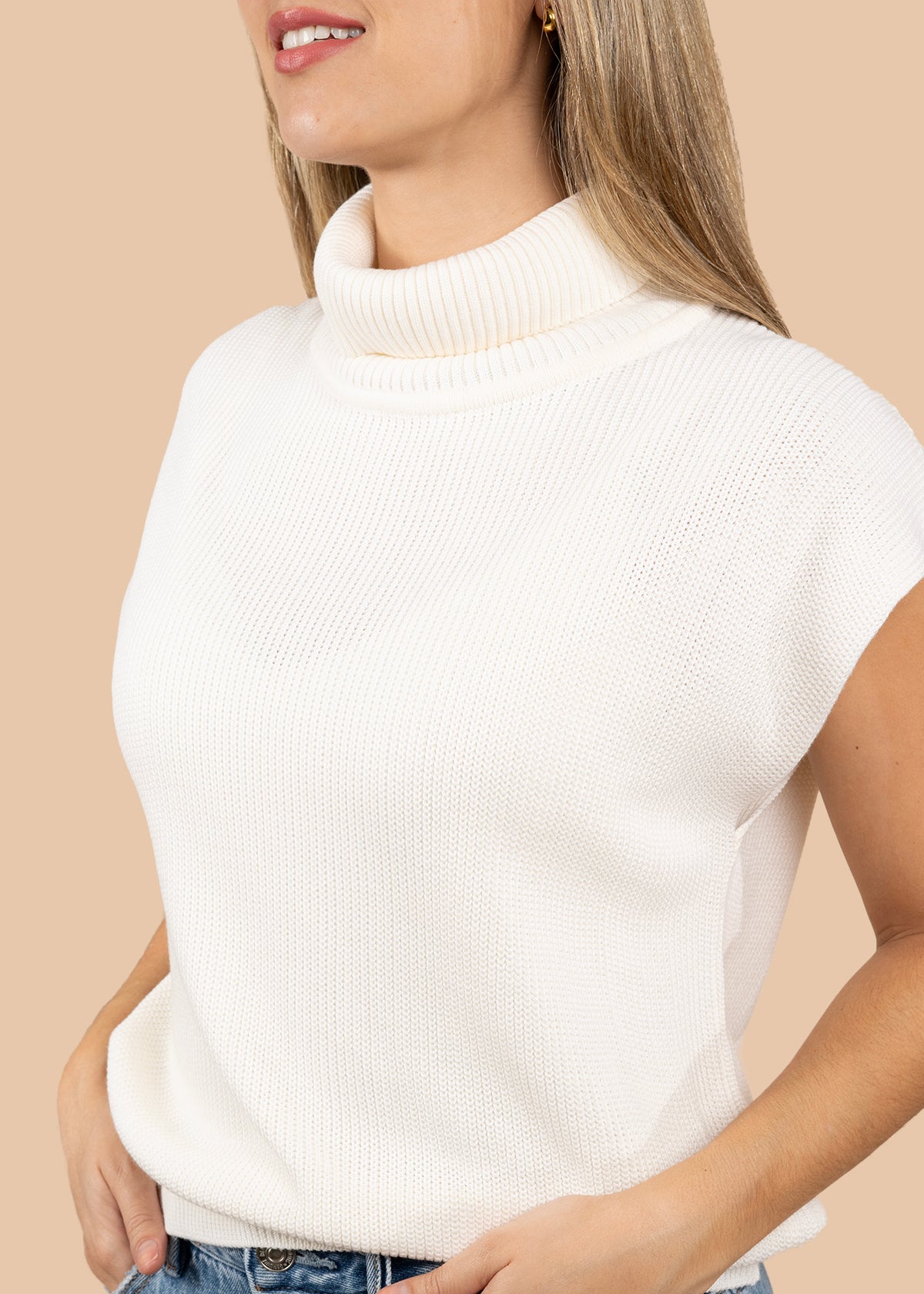Chaleco tejido color marfil con cuello alto 105747