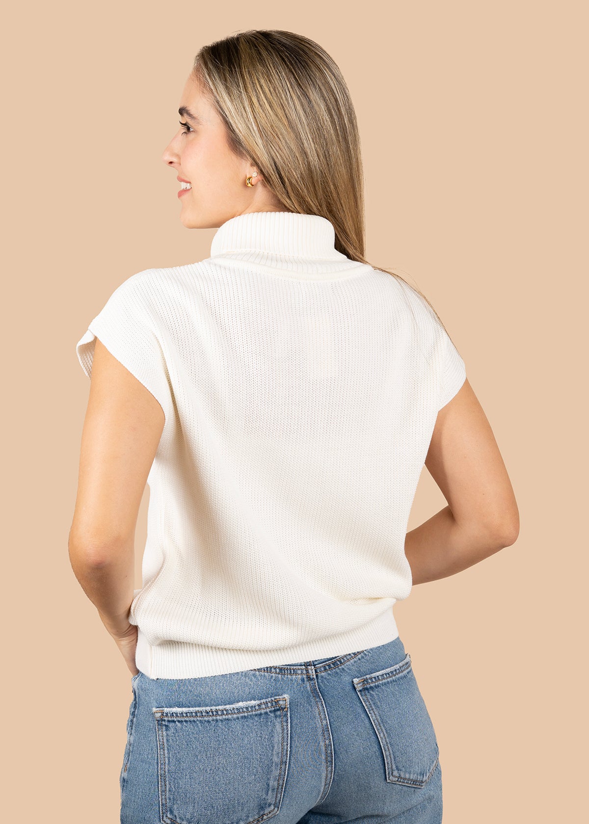 Chaleco tejido color marfil con cuello alto 105747