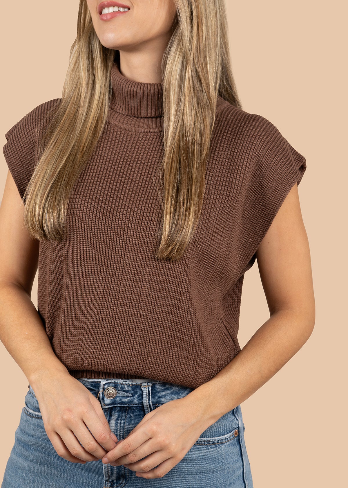 Chaleco tejido color moca con cuello alto 105747