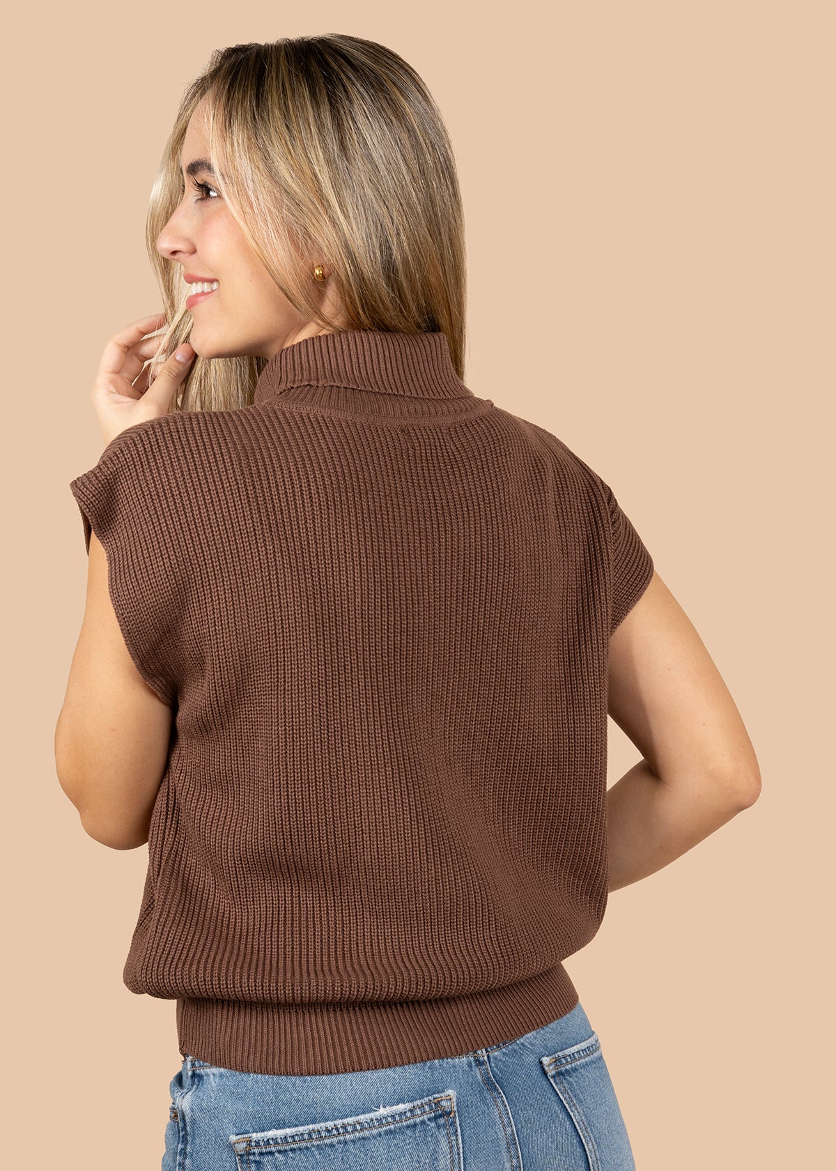 Chaleco tejido color moca con cuello alto 105747