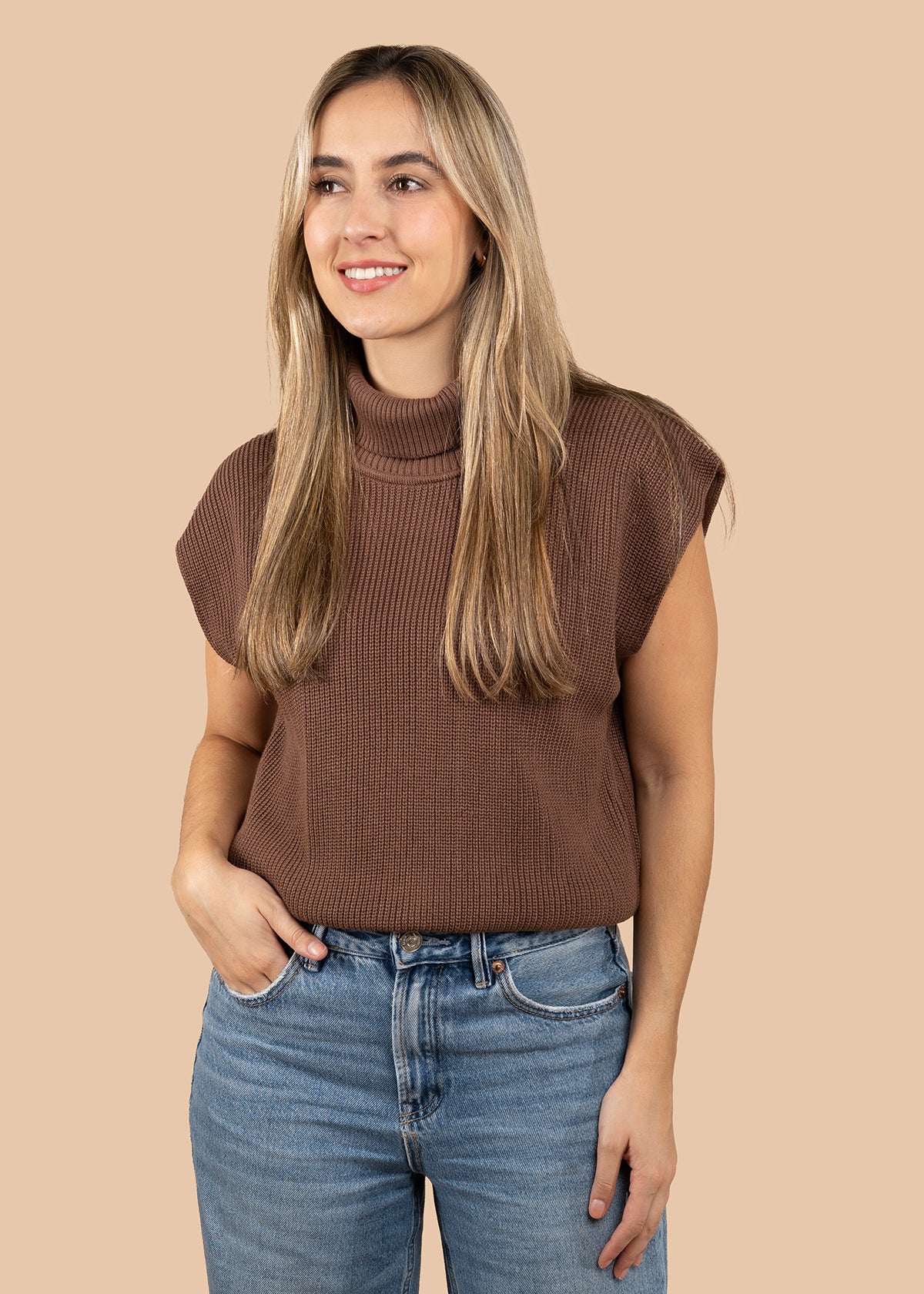 Chaleco tejido color moca con cuello alto 105747