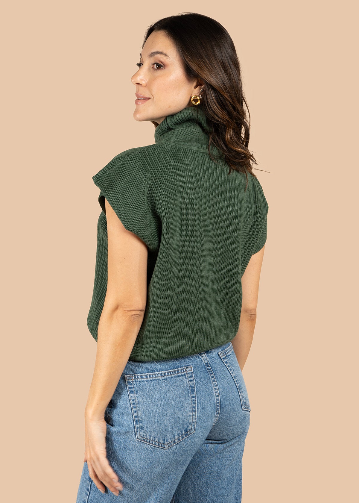 Chaleco tejido color verde con cuello alto 105747