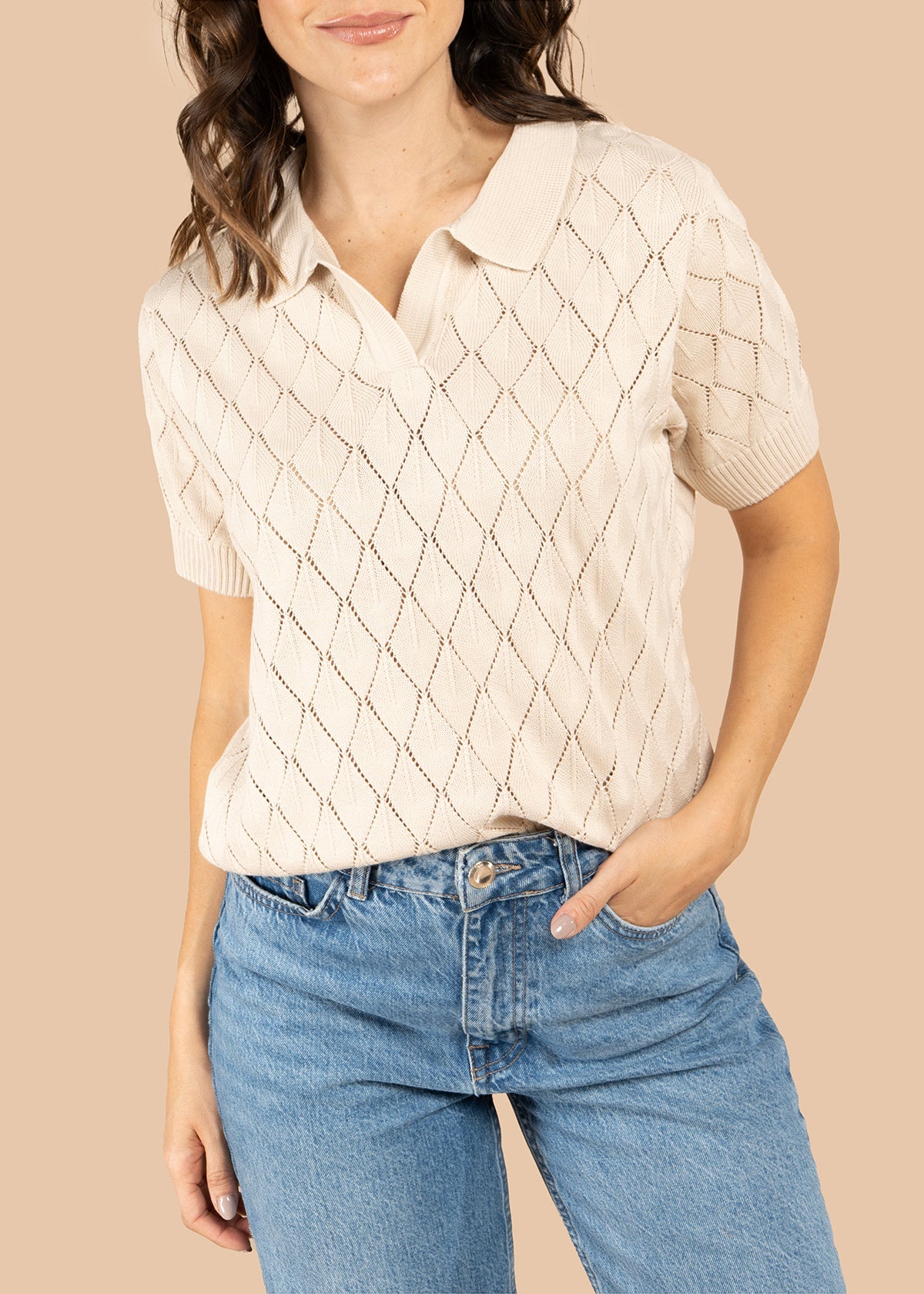 Blusa tejida color beige de manga corta con cuello polo 105748