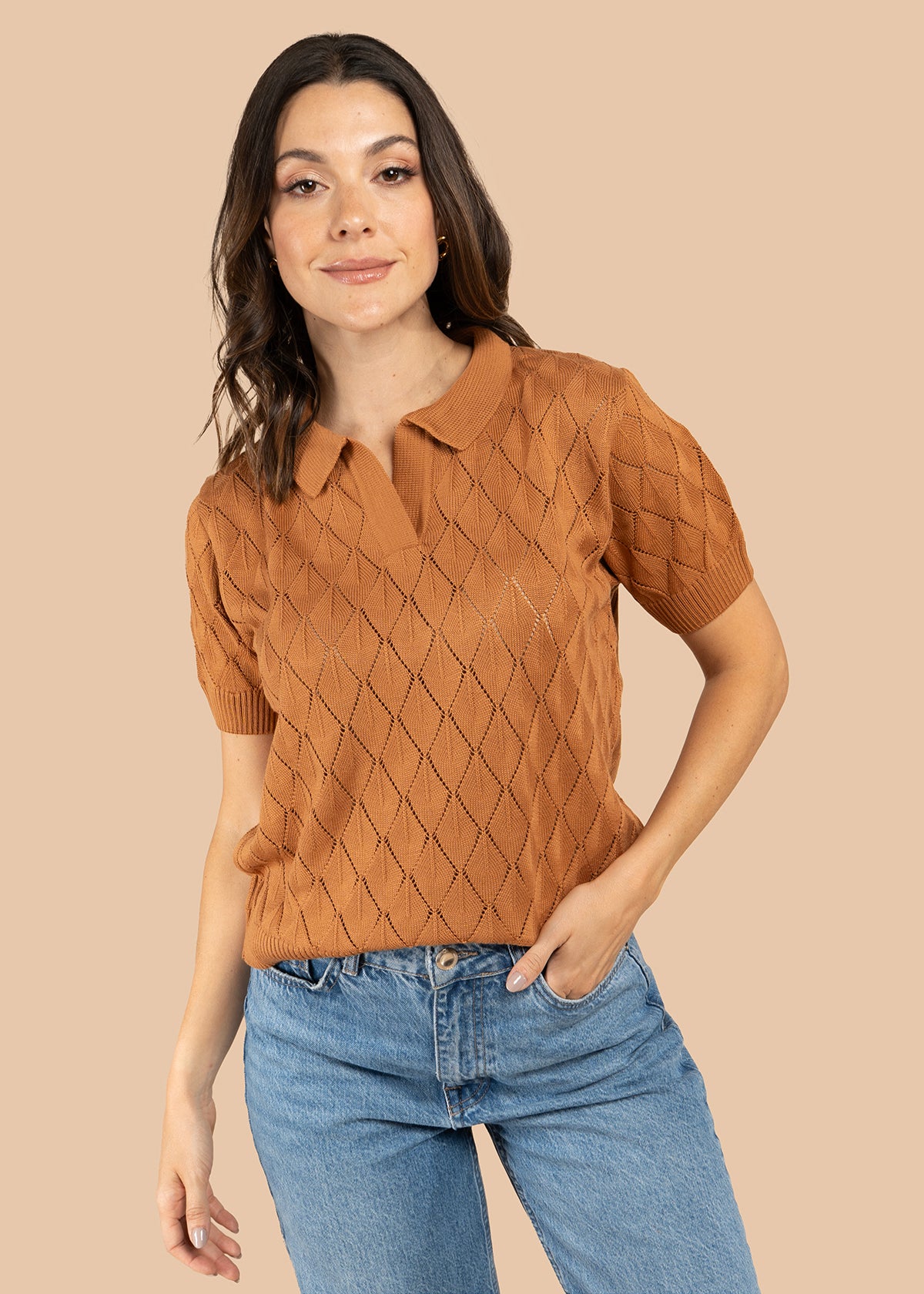 Blusa tejida color camel de manga corta con cuello polo 105748