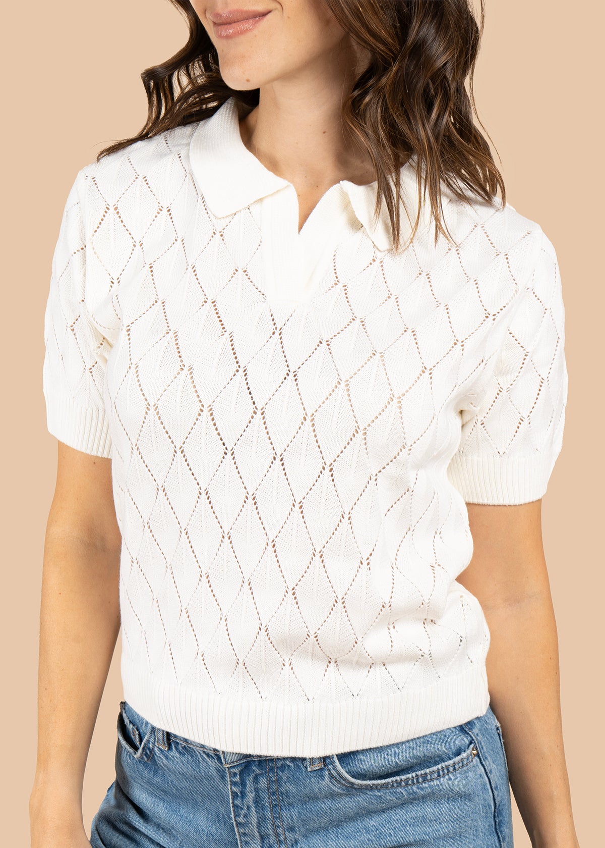 Blusa tejida color marfil de manga corta con cuello polo 105748