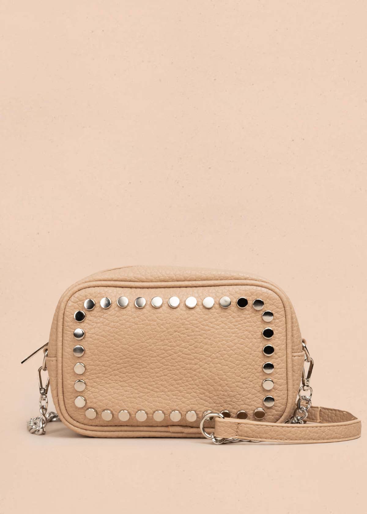 Bolso manos libres color camel con taches 105753