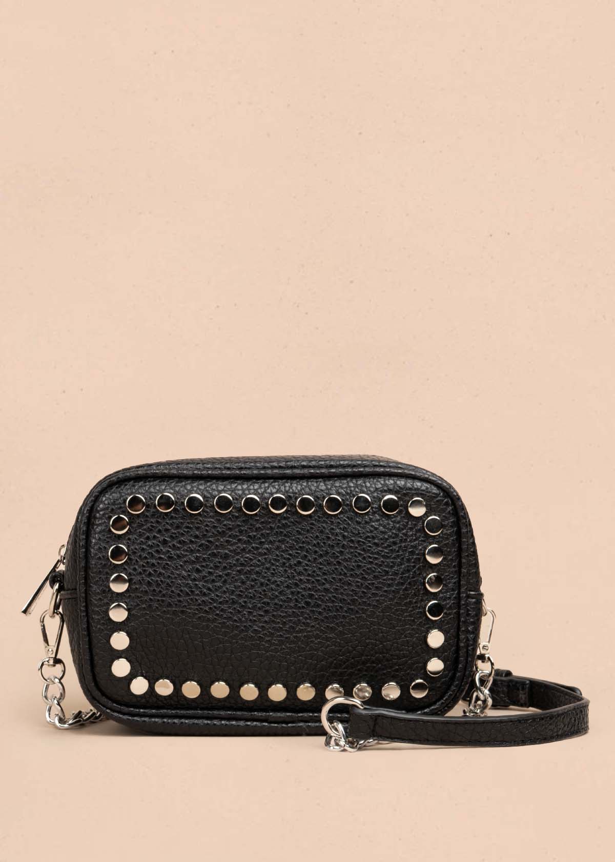 Bolso manos libres color negro con taches 105753
