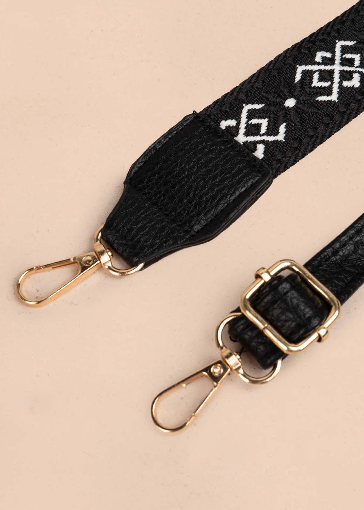 Bolso manos libres color negro con bolsillo frontal 105755