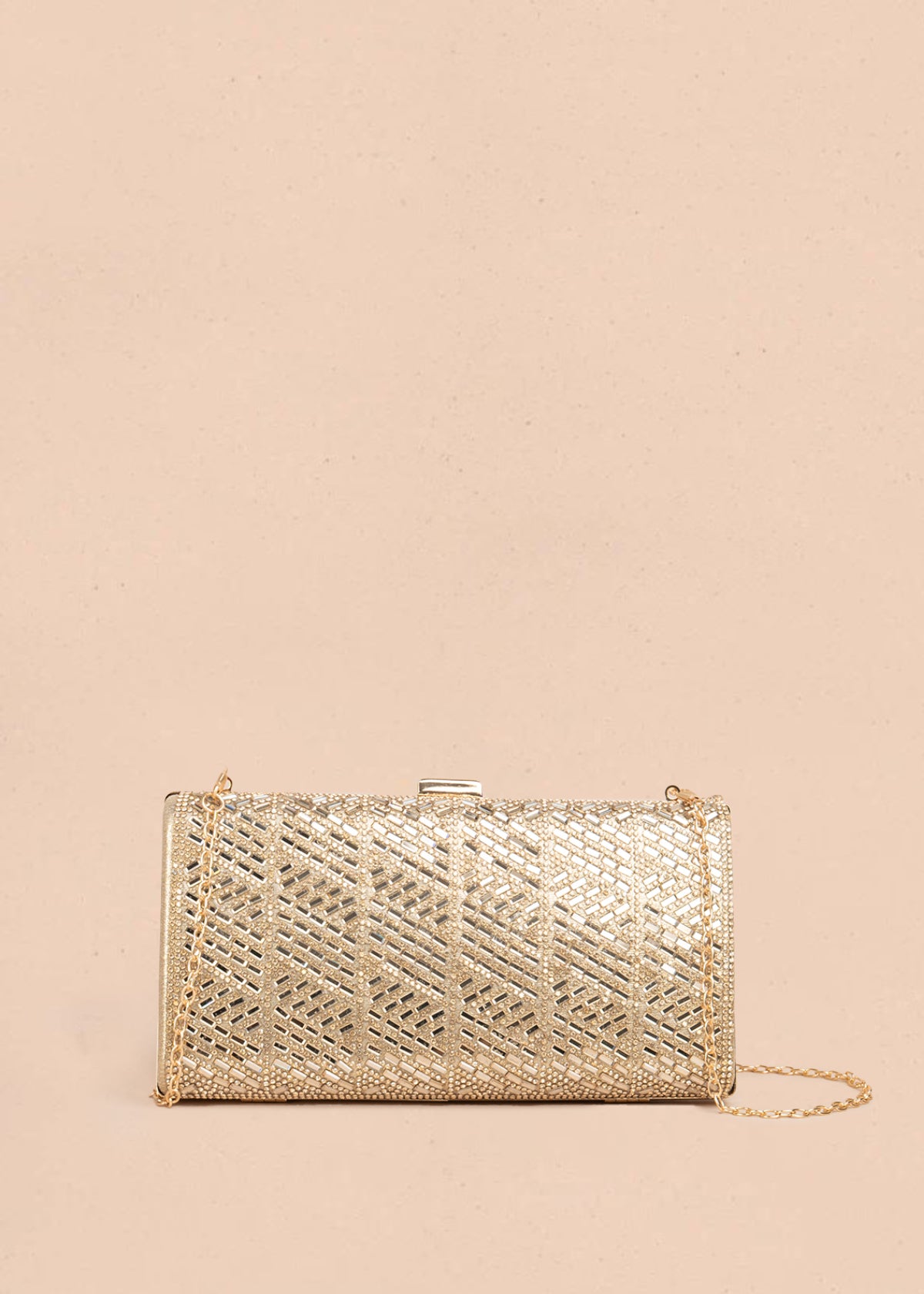Bolso tipo bandolera color dorado con patrón texturizado en piedras brillantes y cadena 105760